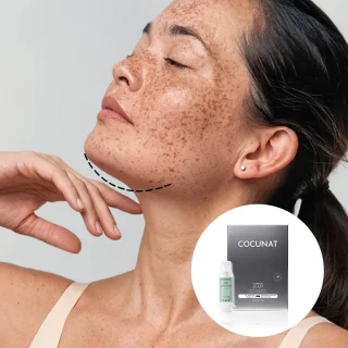 Mujer aplicándose Clinical Sculpt en el mentón
